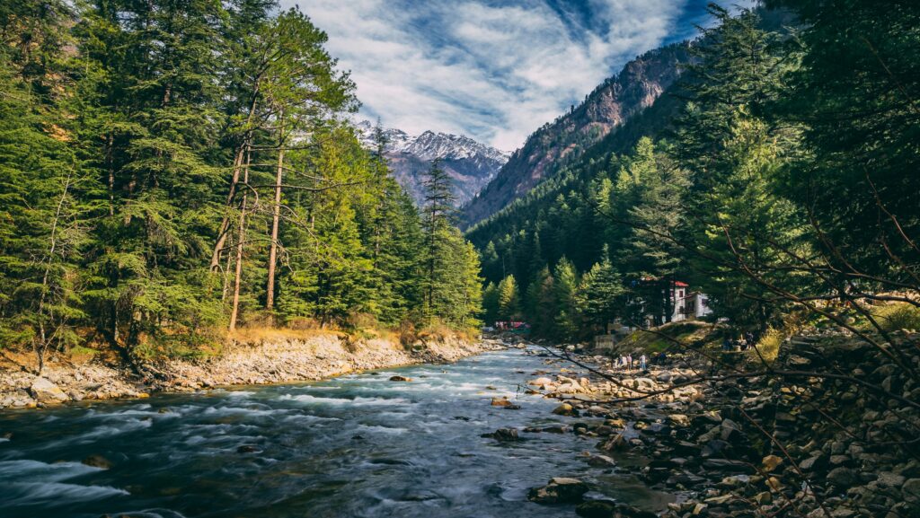 Exploring the Vibrant Kasol Market: A Shopper’s Paradise in the Himalayas